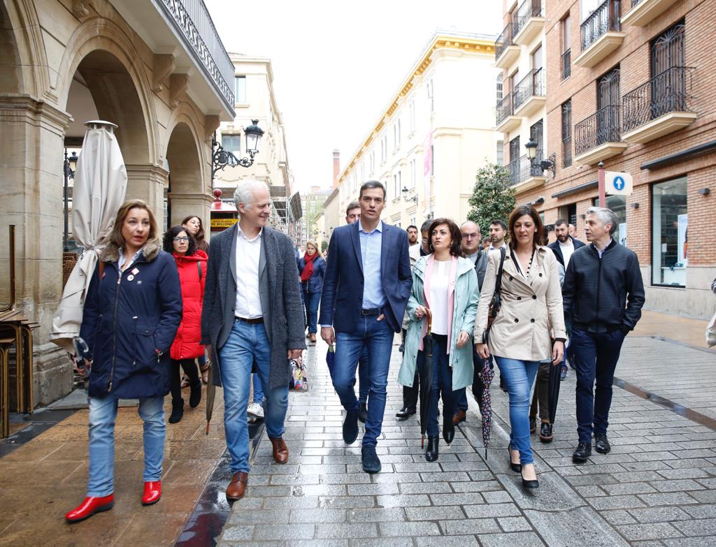 Pedro Sánchez paseando por Logroño de campaña electoral.