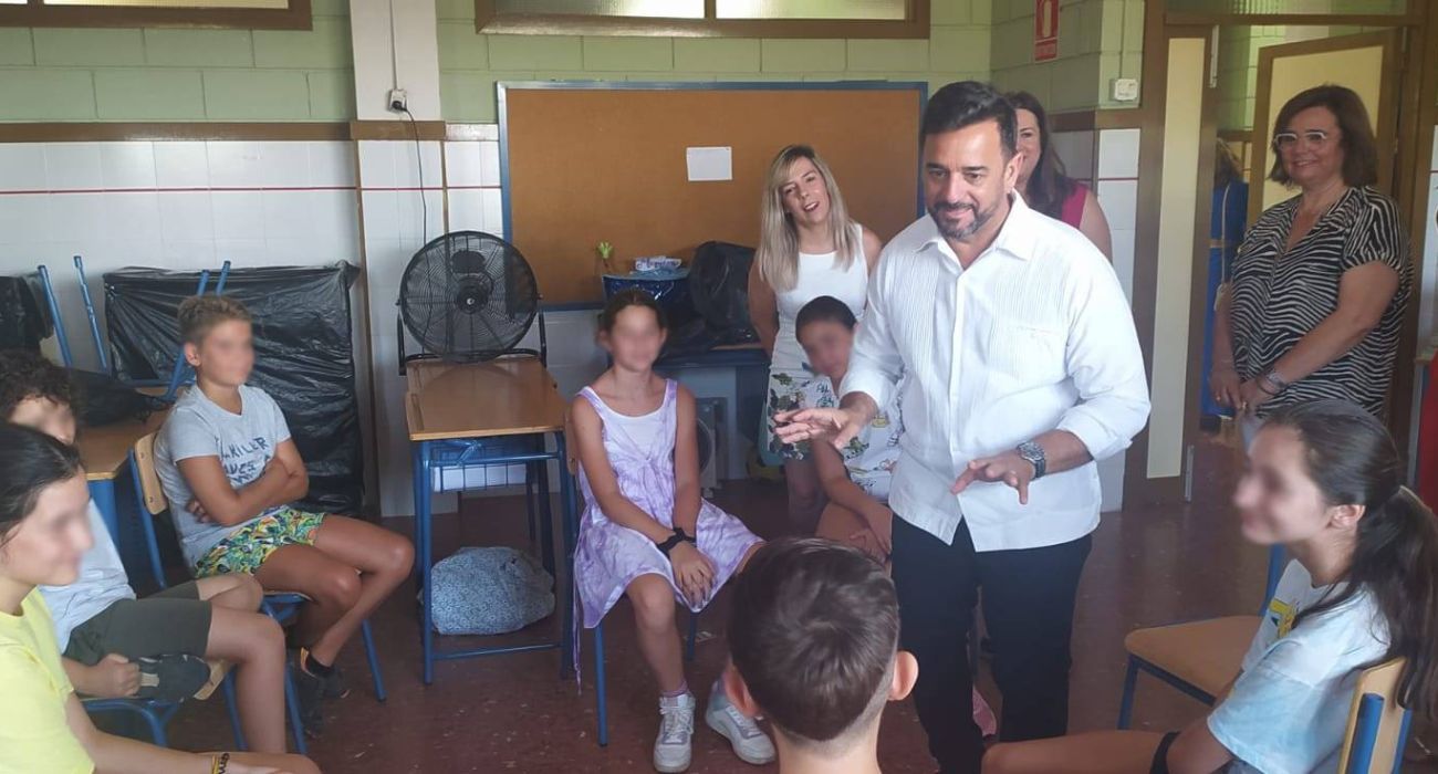 Alejandro Cardenete, consejero de Educación, durante una visita a un colegio con un ventilador para luchar contra la ola de calor. 