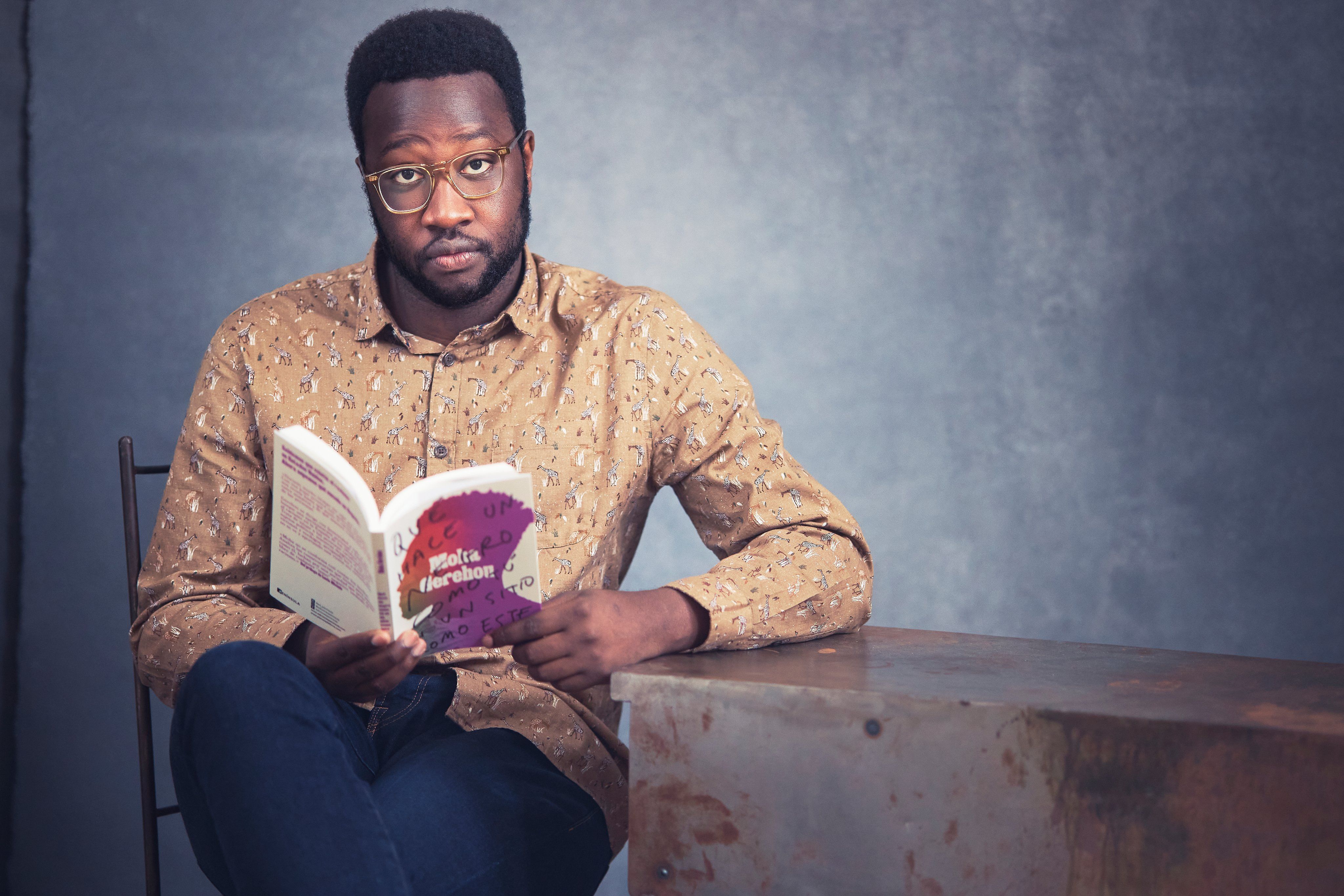 Moha Gerehou en una foto promocionando su libro.