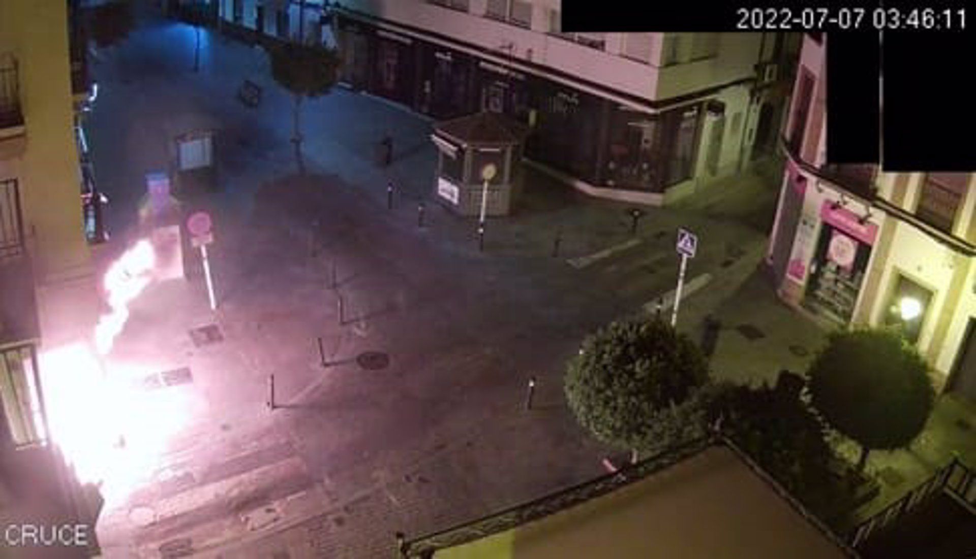 Imagen captada por las cámaras de seguridad del incendio provocado por una vecina de Los Palacios en una tienda de ropa.