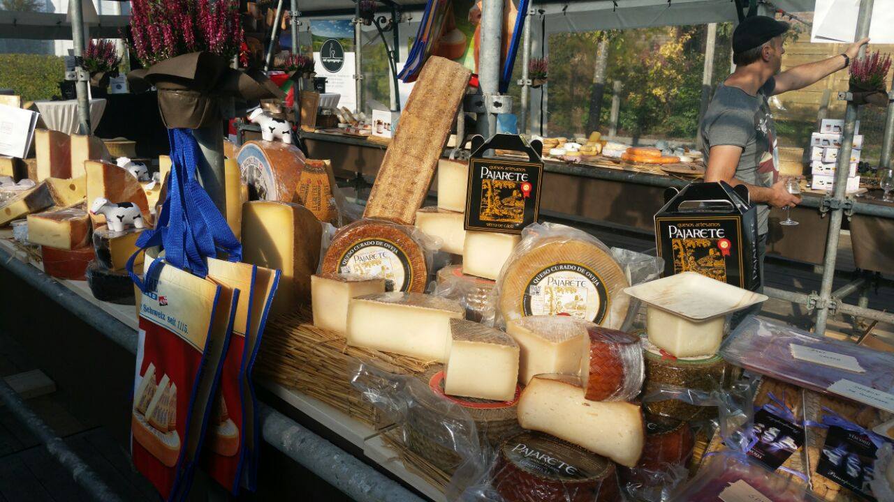 Imagen de un puesto de Quesos Pajarete (Cádiz), uno de los productos premiados. FOTO: QUESOS PAJARETE. 