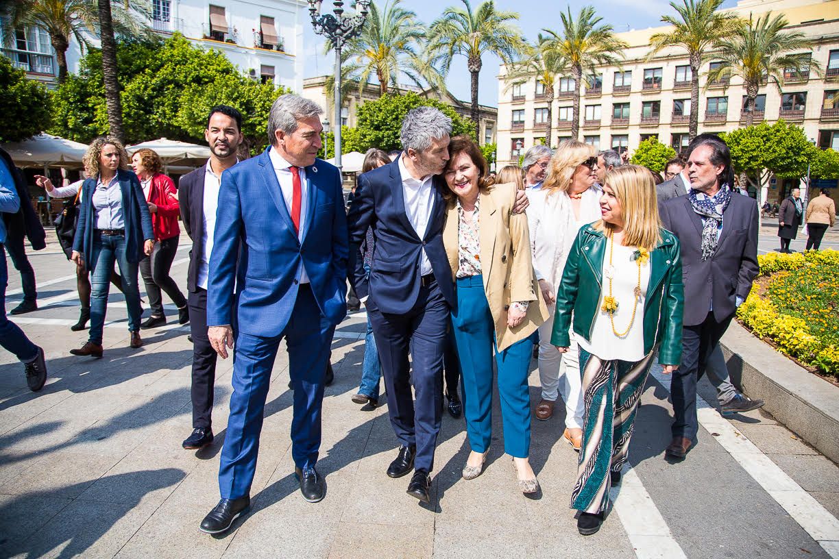 Grande-Marlaska y Calvo, junto a otros miembros del PSOE, en la plaza del Arenal de Jerez.