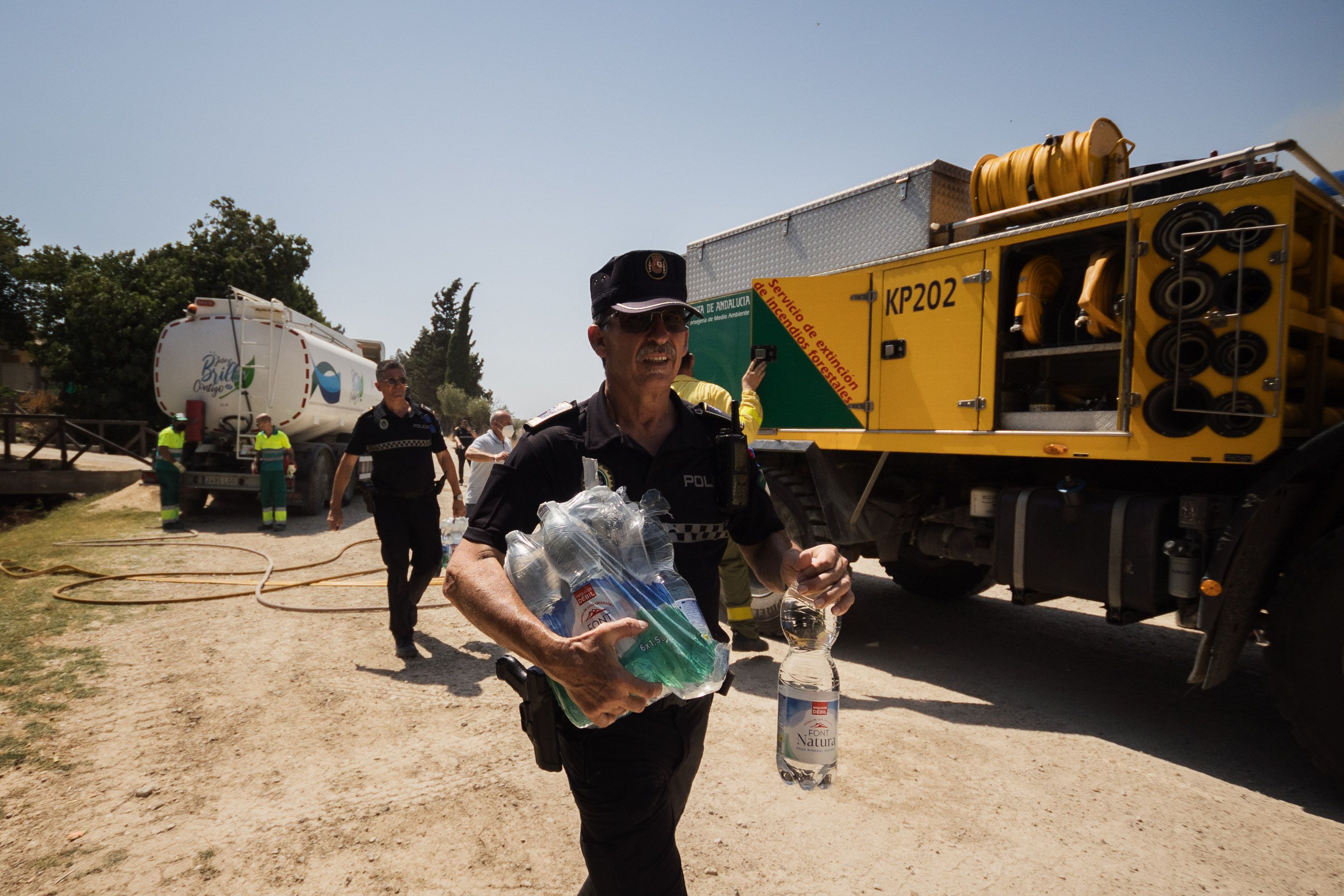 La Policía Local, ofreciendo agua a los bomberos. 