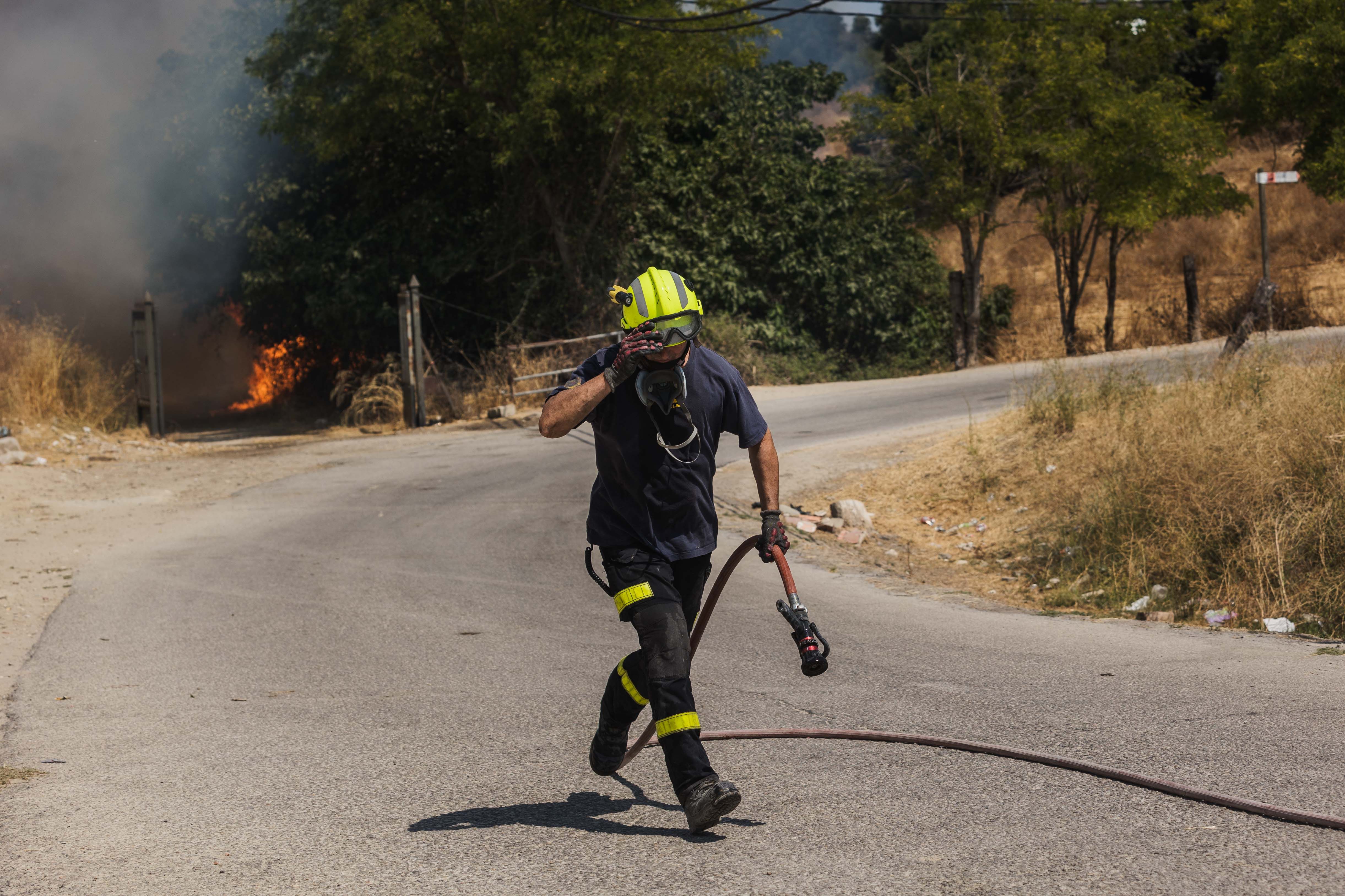 Un bombero, exhausto. 
