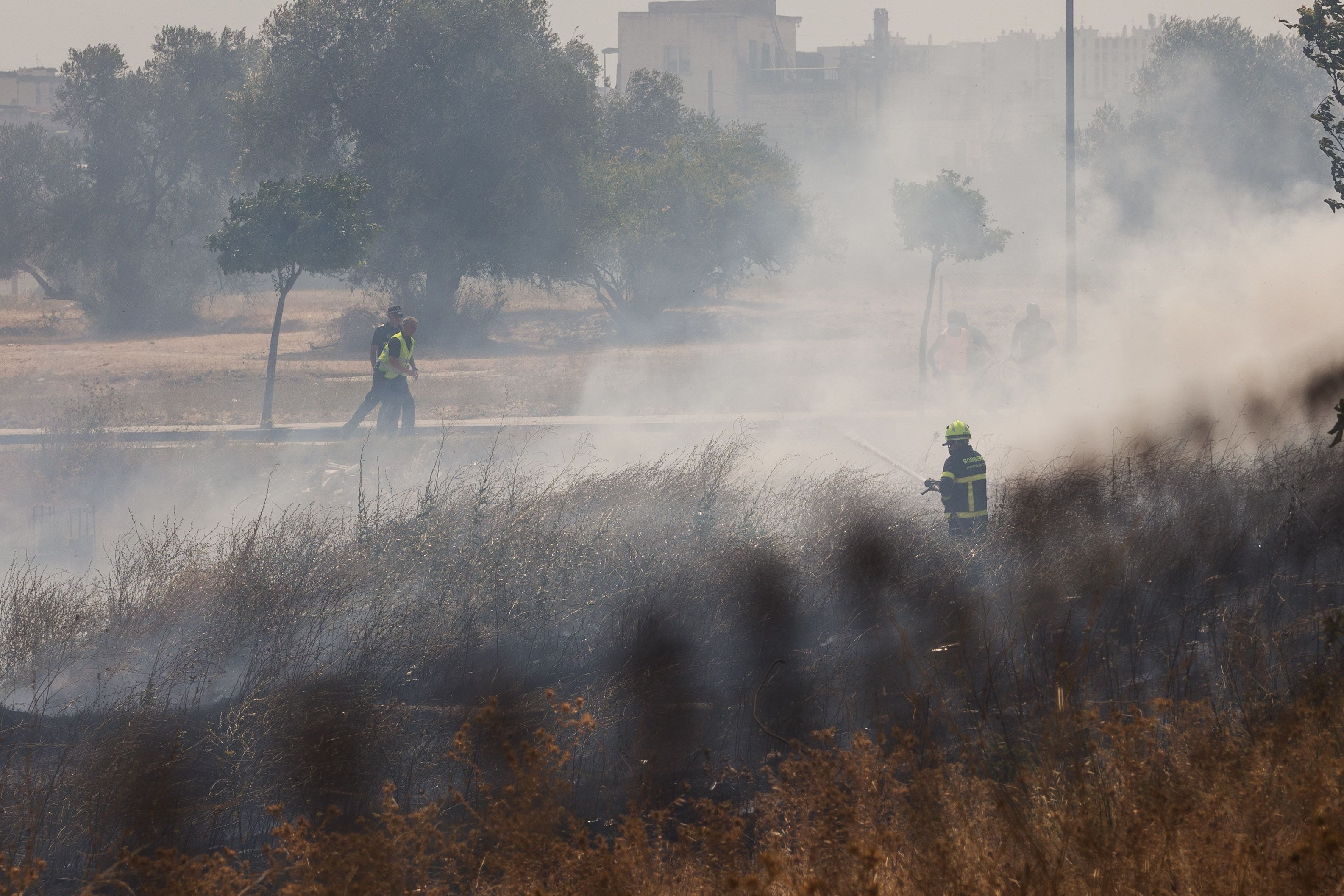 Bomberos apagando el fuego.