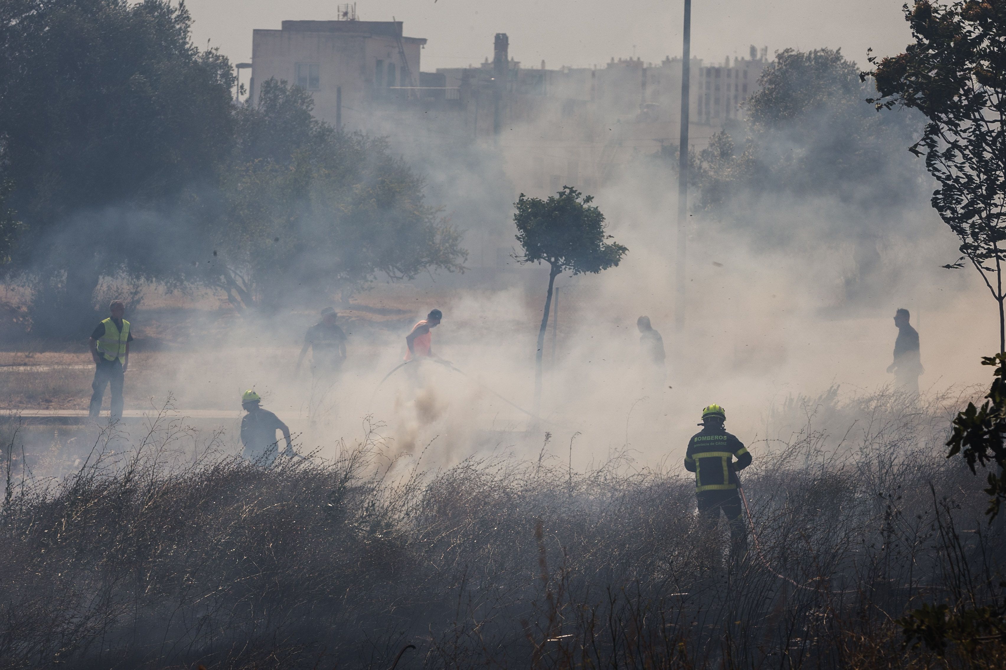 Labores de extinción en el tercer día de incendios en Jerez.