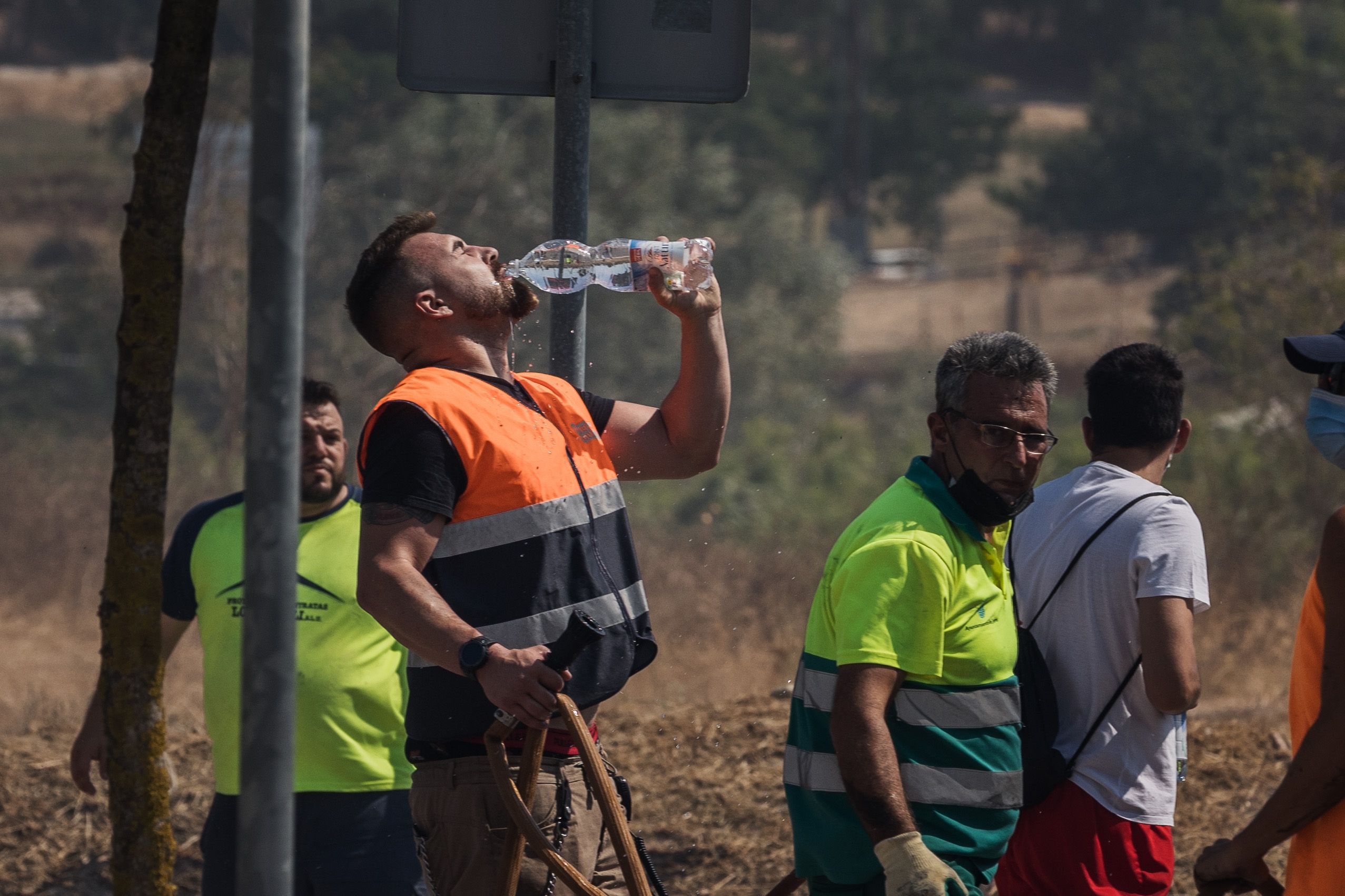Un trabajador, refrescándose en plena ola de calor.