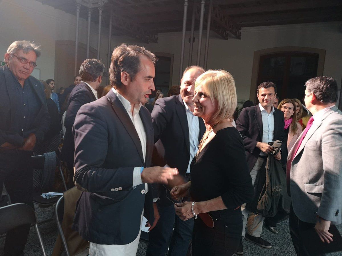 Saldaña conversa con Pelayo en un acto reciente del partido. FOTO: Twitter de Antonio Saldaña.