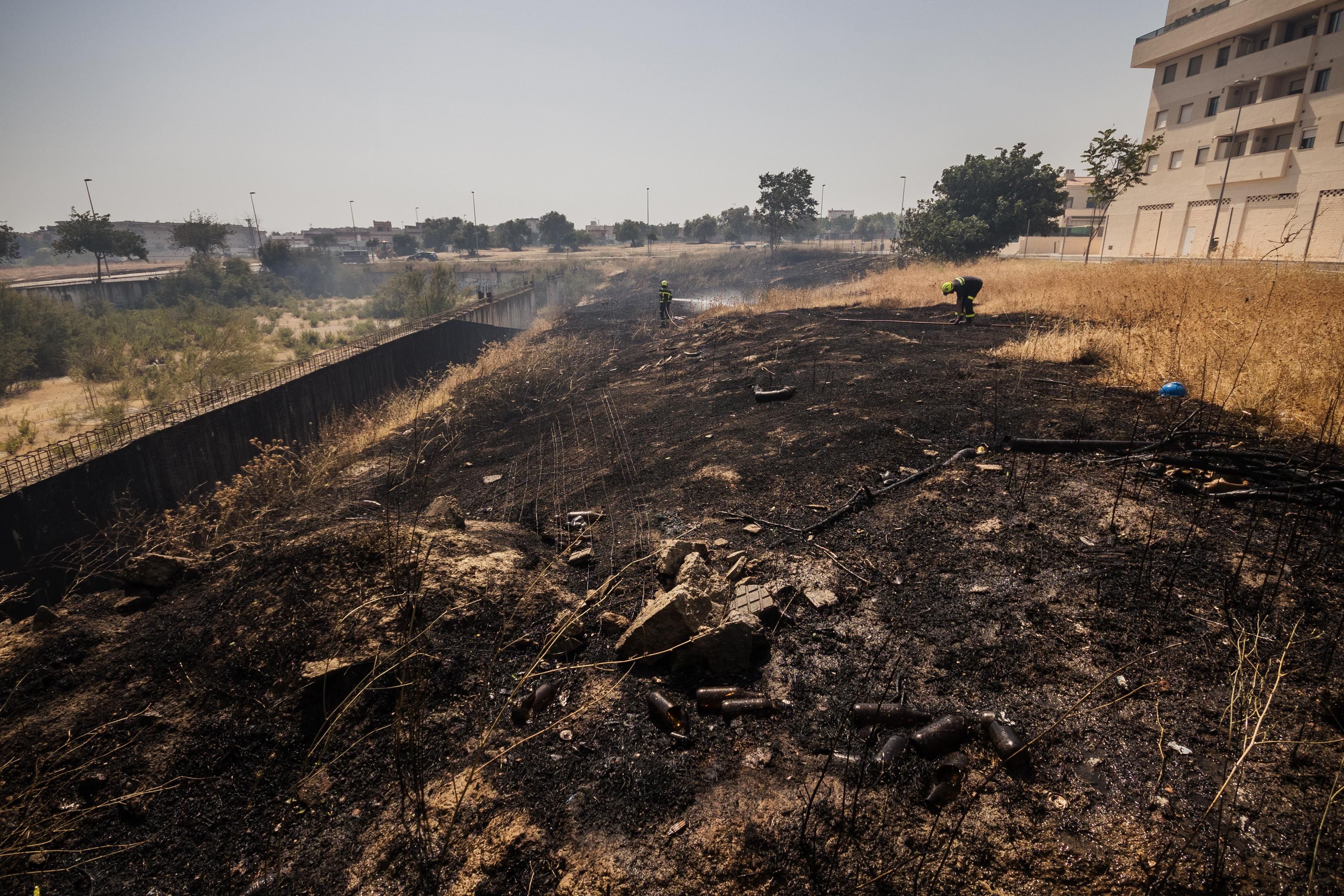 Todo quemado tras uno de los edificios de la avenida 'del colesterol'.
