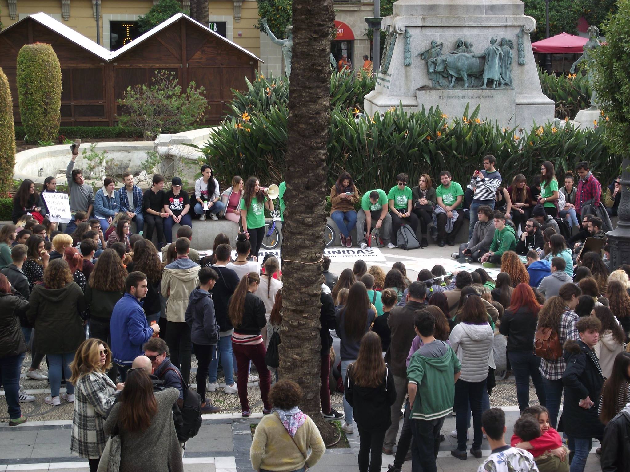 Una concentración de jóvenes en la plaza del Arenal. FOTO: ABRIR BRECHA JEREZ