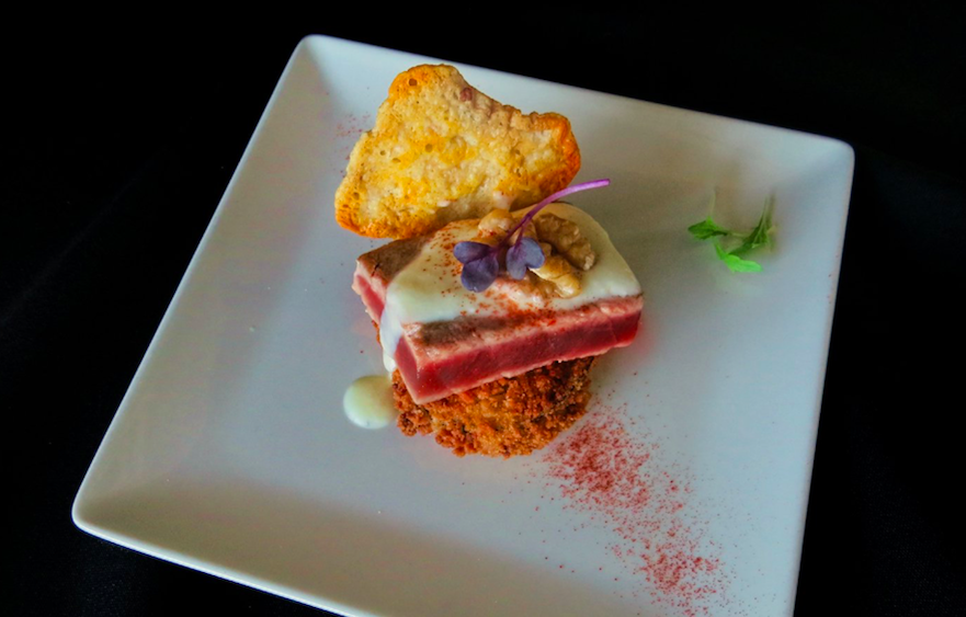 Tarantelo de Atún Rojo con Torta del Casar, una de las elaboraciones de la pasada semana gastronómica del atún en Barbate. 