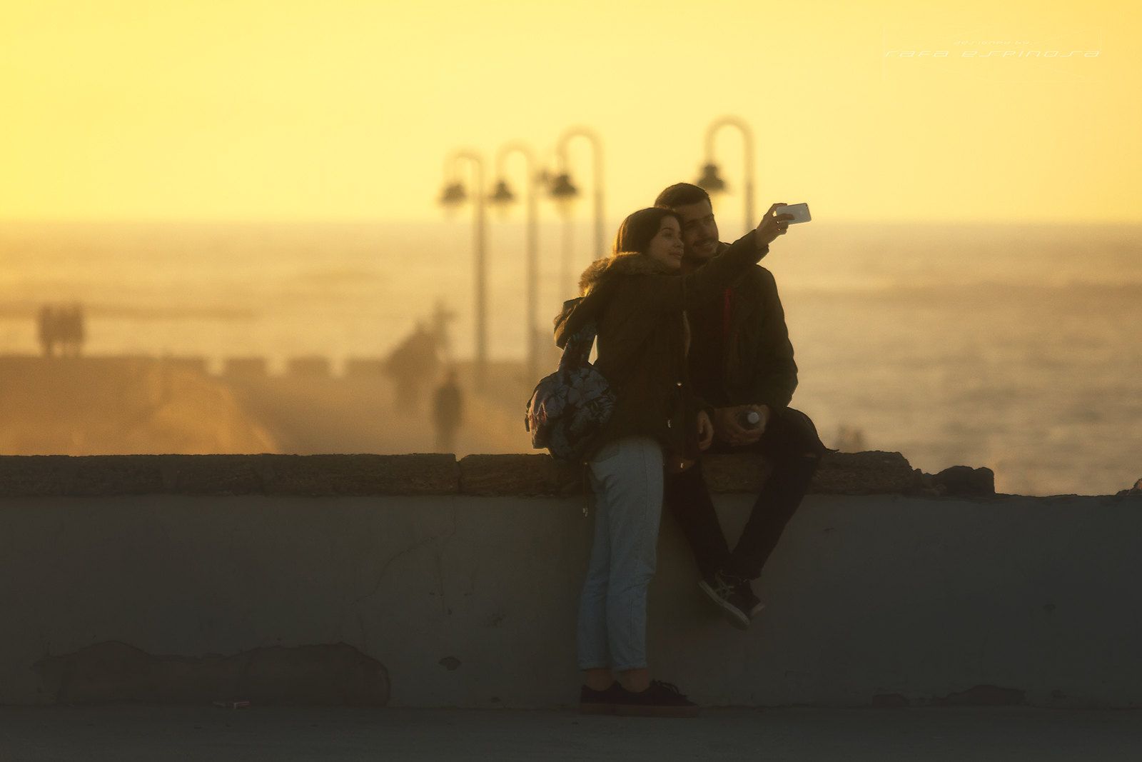Dos jóvenes haciéndose una foto en Cádiz. Foto: Rafael Espinosa Adriano. 'De paseo por Cádiz' Flickr (chronoss).