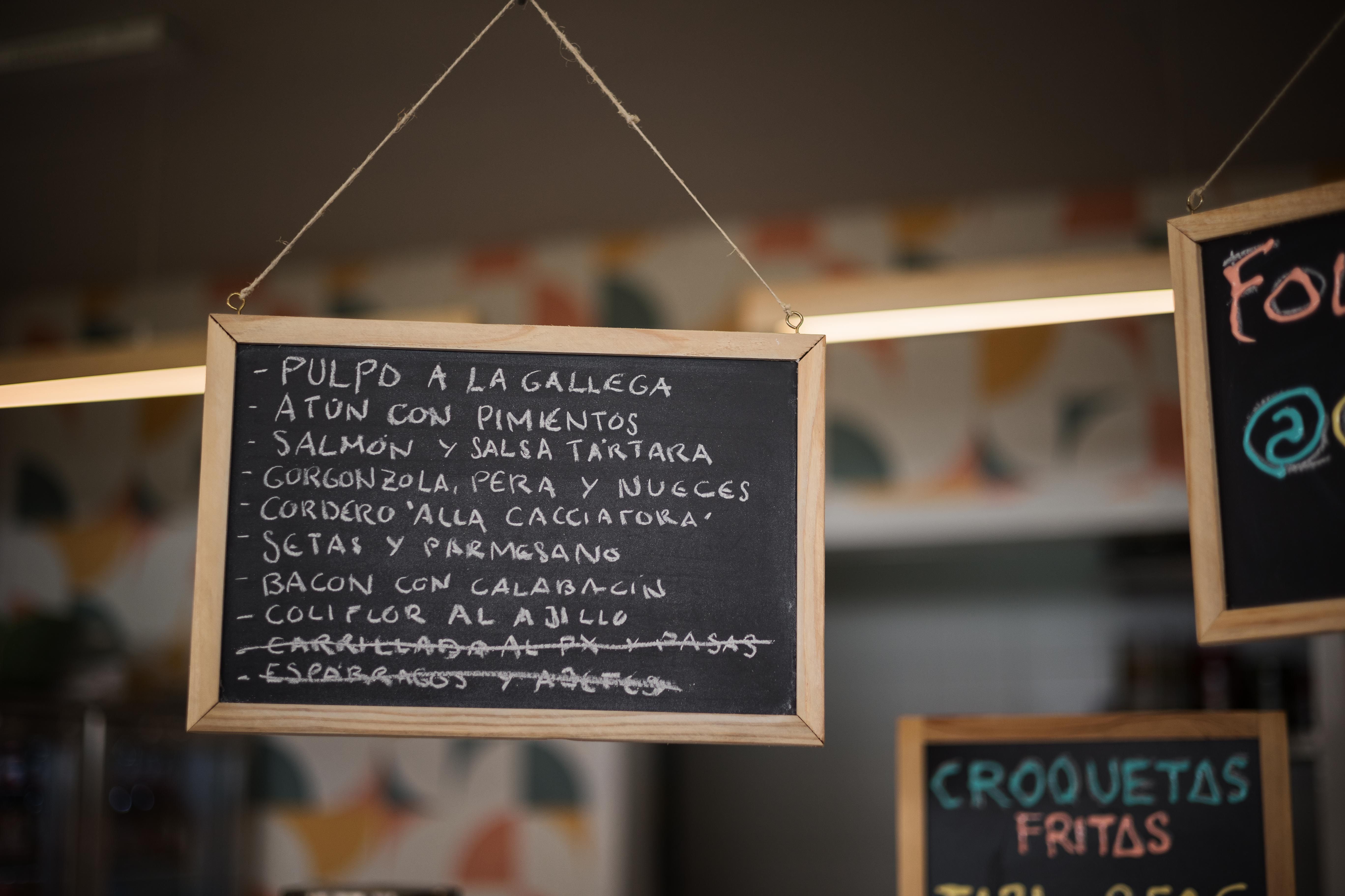 Pizarra con los tipos de croquetas del día en Gutini.