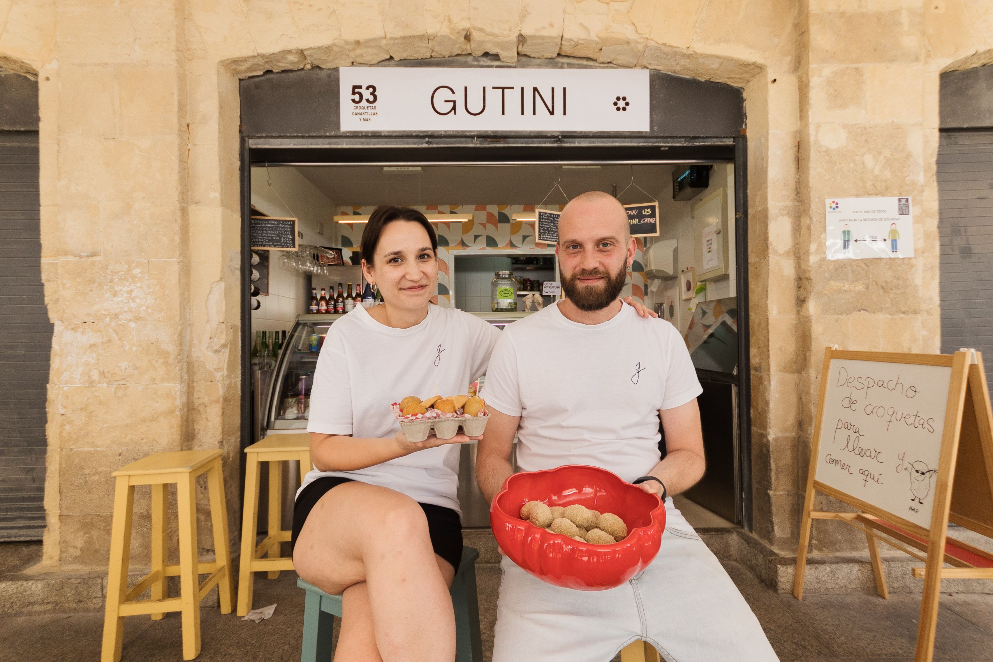 Pilar y Davide en el puesto de Gutini, en el mercado de Cádiz.