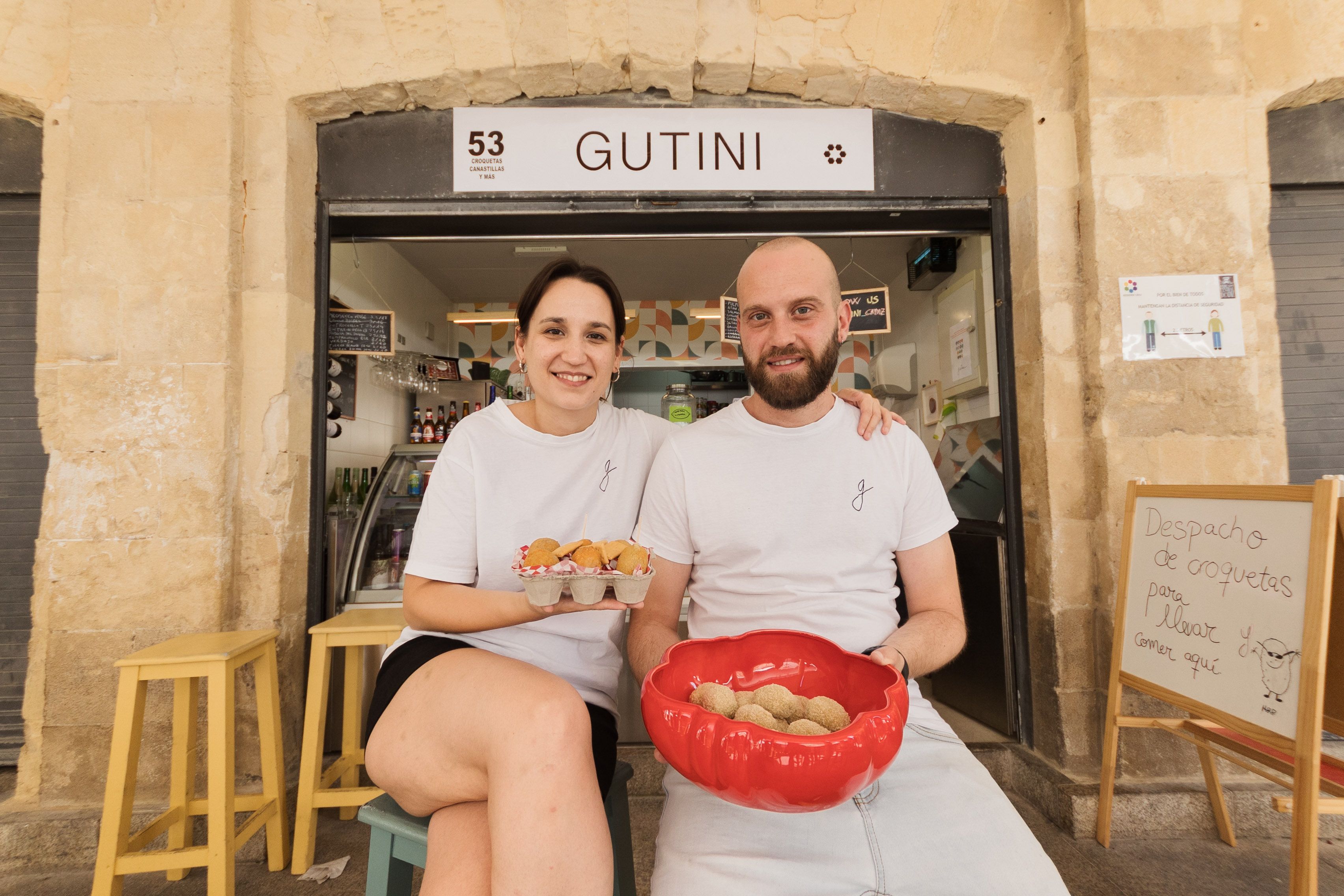 Pilar Gutiérrez y Davide Meschini en el puesto de Gutini, donde elaboran croquetas con un toque italiano en Cádiz.
