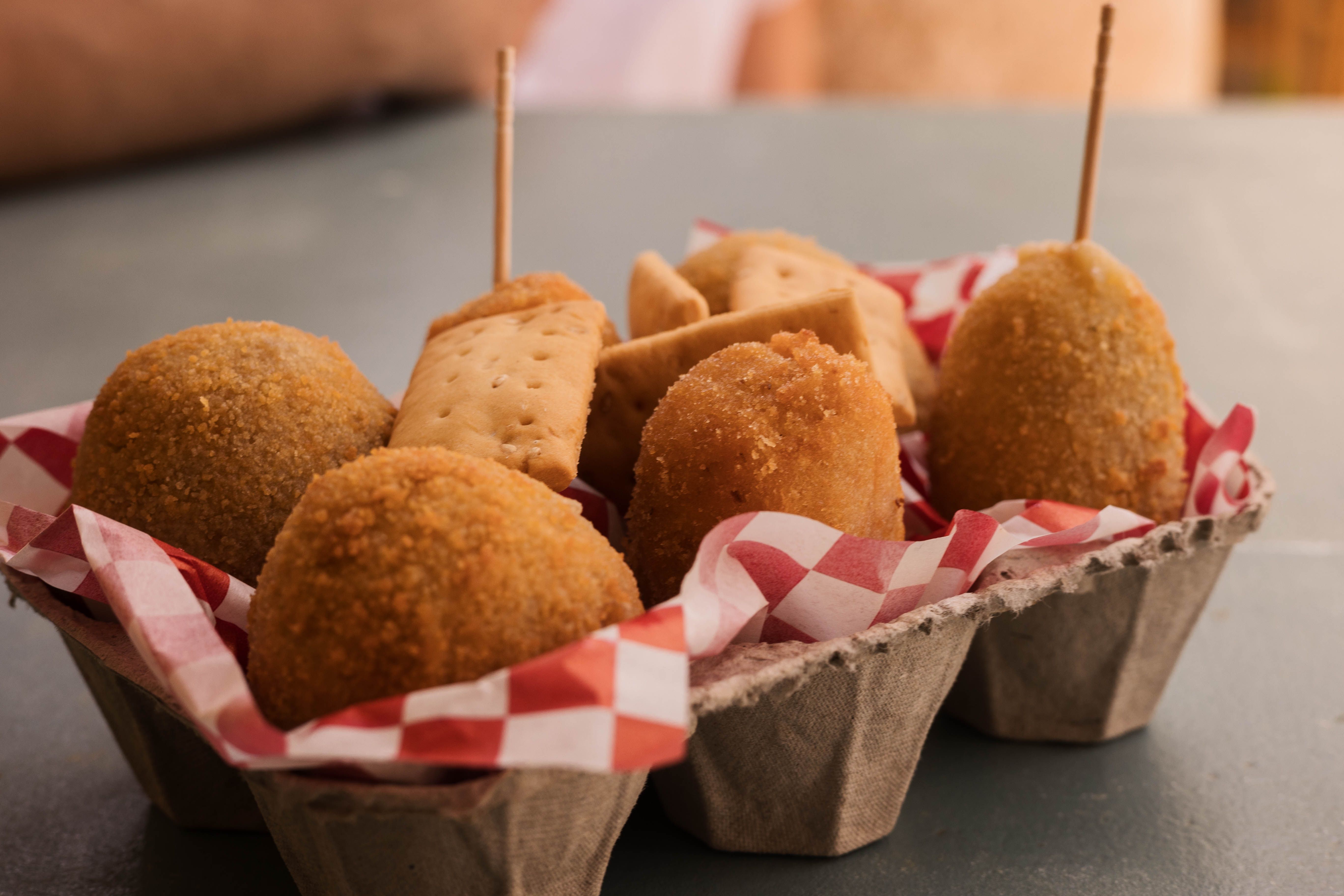 Media ración de croquetas de diferentes tipos.