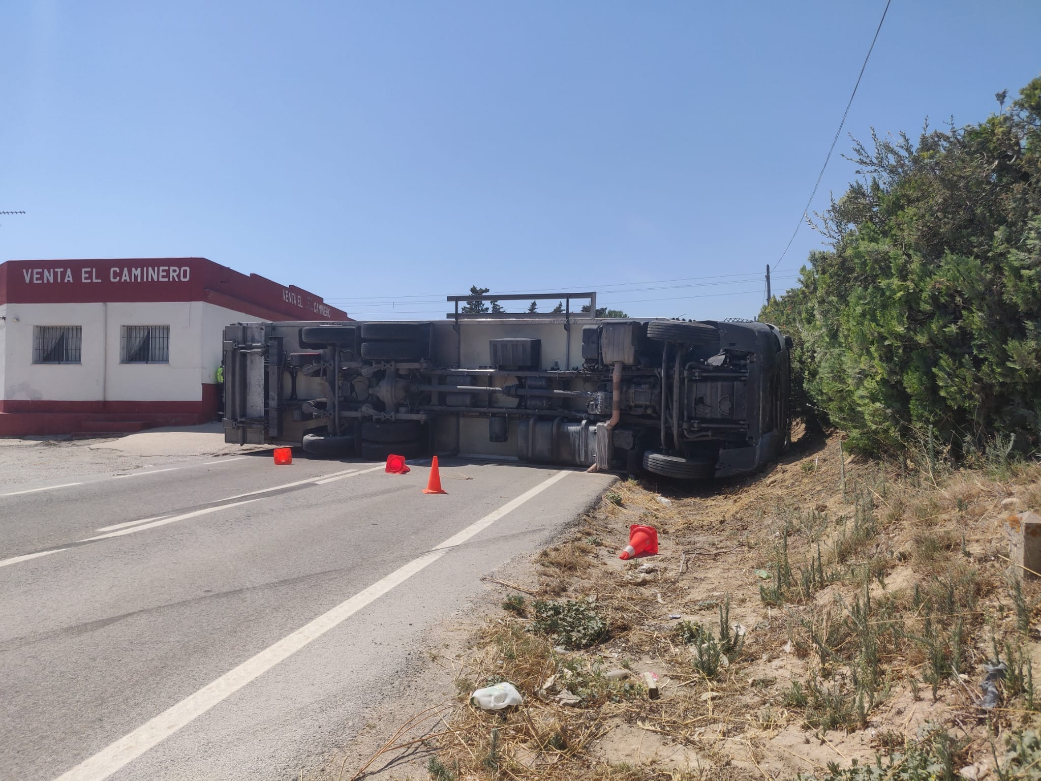Vuelca un camión junto a la venta El Caminero en Puerto Real.