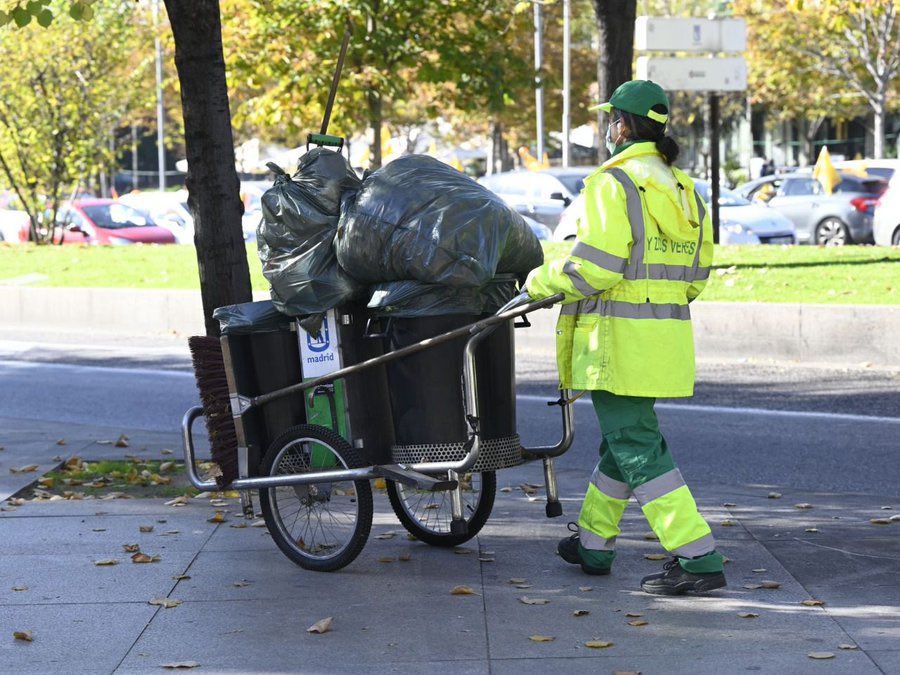 Una operaria de la limpieza en Madrid, en una imagen de archivo.