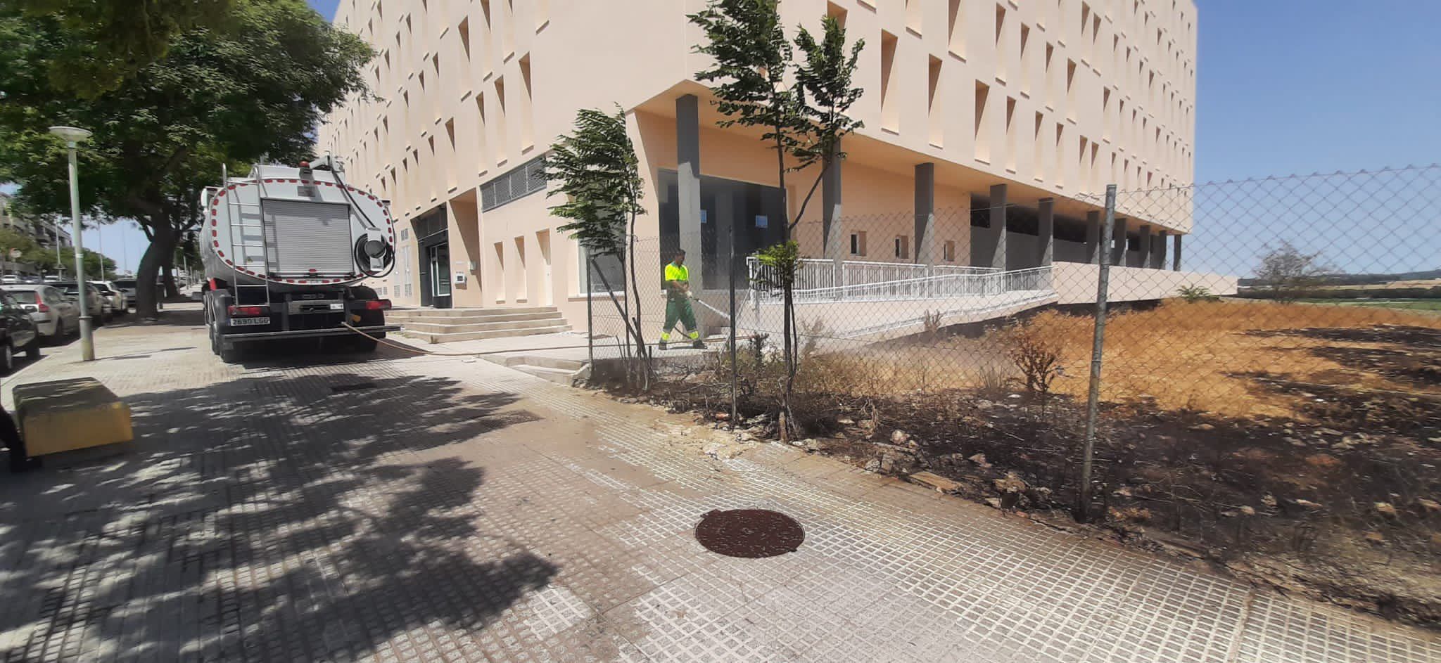 Trabajos de refresco, este sábado, en una de las zonas de la avenida Juan Carlos I donde llegaron las llamas del nuevo foco del incendio en Jerez.