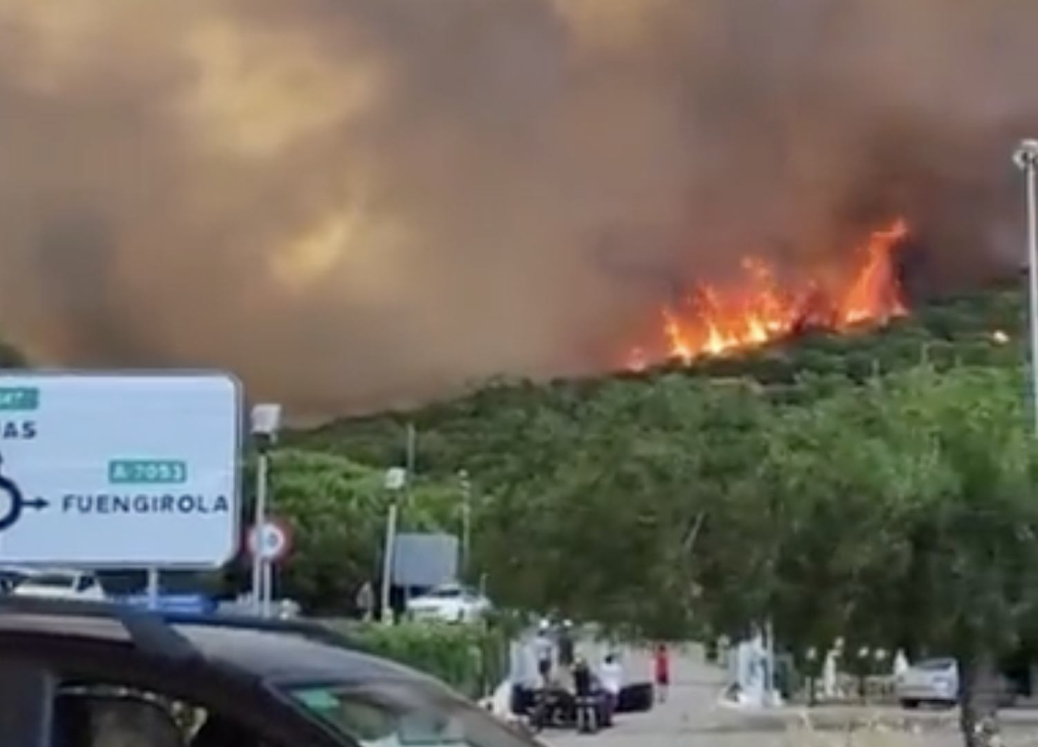 Alerta por el veloz avance de las llamas en la Sierra de Mijas. Imagen de un vídeo grabado esta tarde de sábado, con un cambio de viento que ha avivado aún más las llamas.