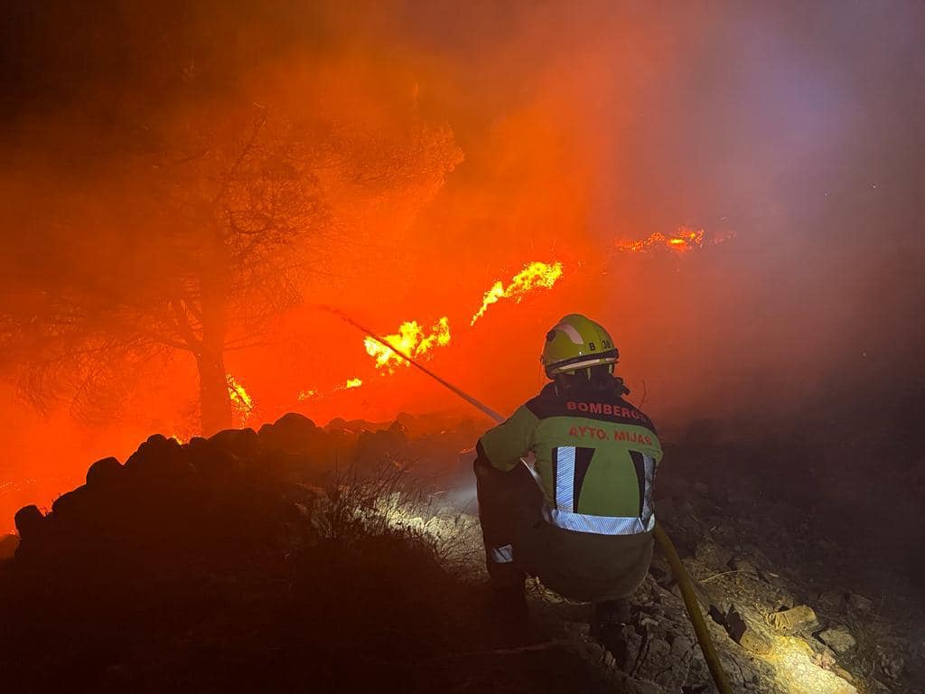 Un bombero forestal lucha contra las llamas, este pasado sábado, en la Sierra de Mijas.