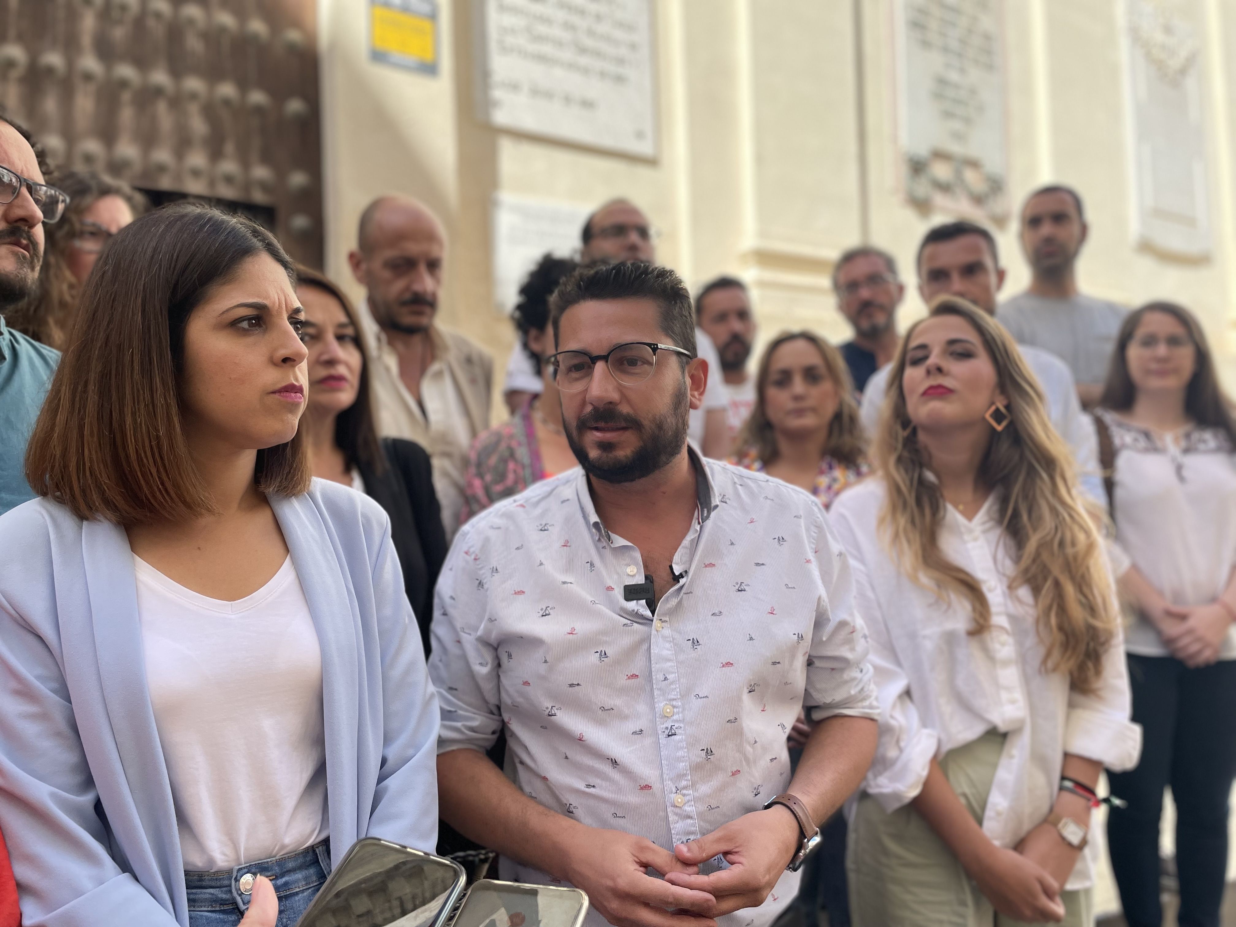 Jorge Rodríguez, coordinador de IU en Cádiz, junto a alcaldes, concejales y candidatos al Parlamento andaluz en las pasada campaña para las autonómicas.