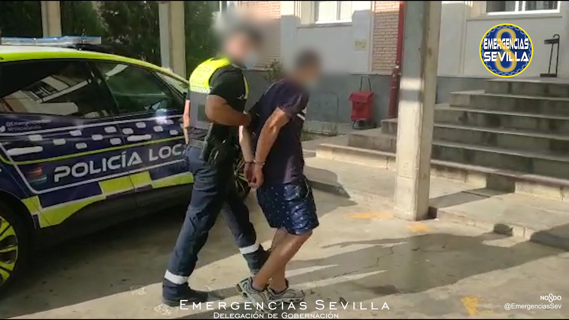 El joven ladrón, después de ser detenido por la Policía Local de Sevilla.