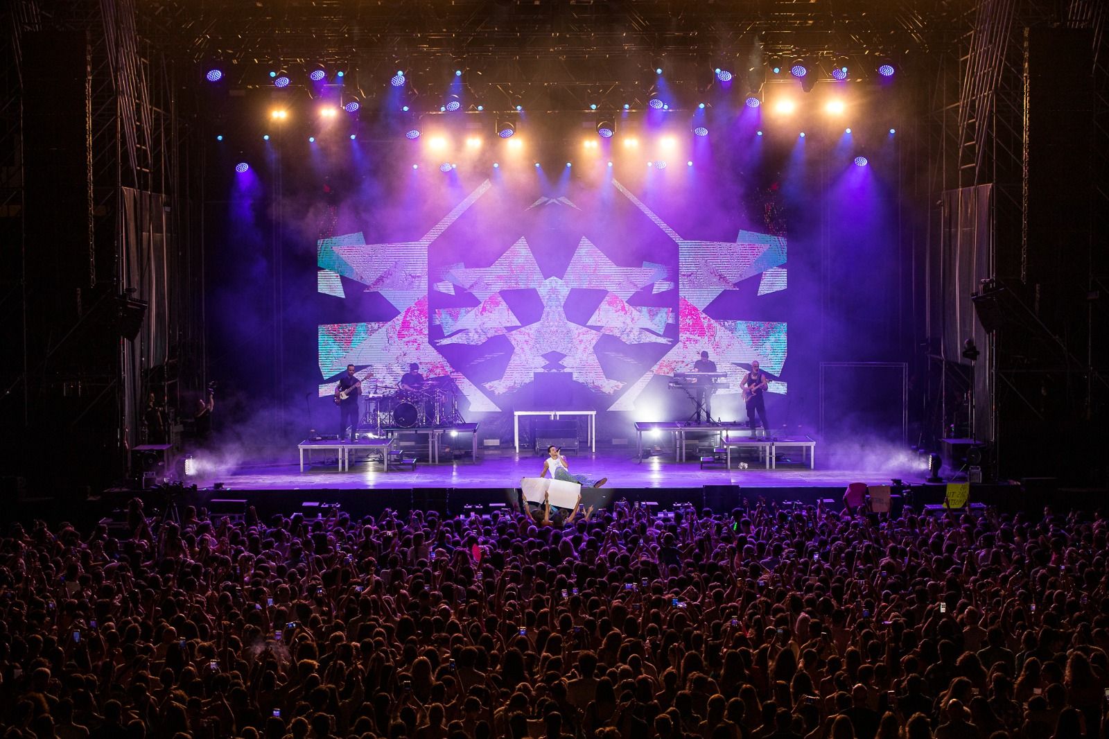 El colombiano hizo bailar al público con sus temas.