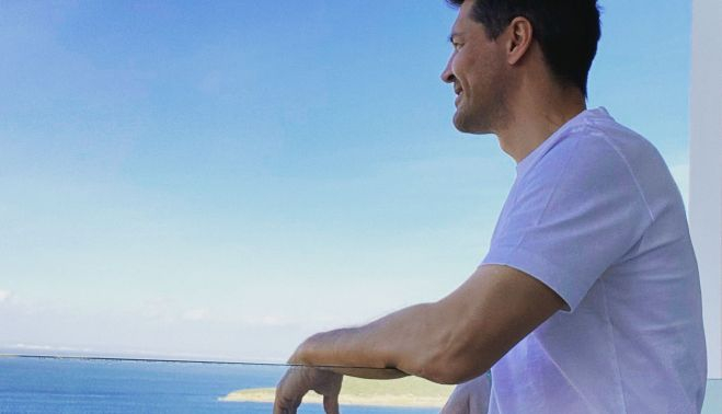 Imagen veraniega del periodista en la costa.