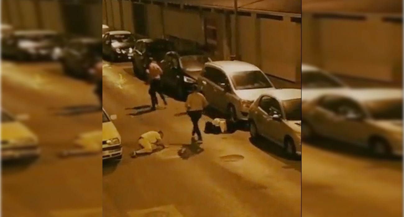 Un hombre, motosierra en mano, durante la brutal pelea. 