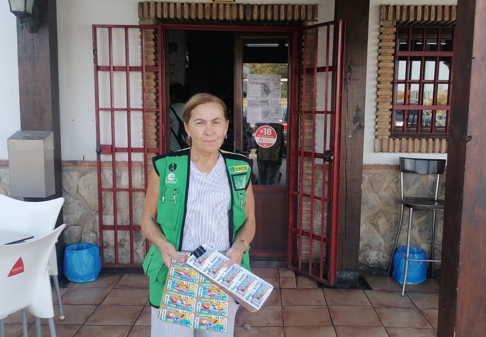Isabel Pérez, vendedora de la ONCE que ha repartido la suerte a un vecino de Alcalá de los Gazules. 