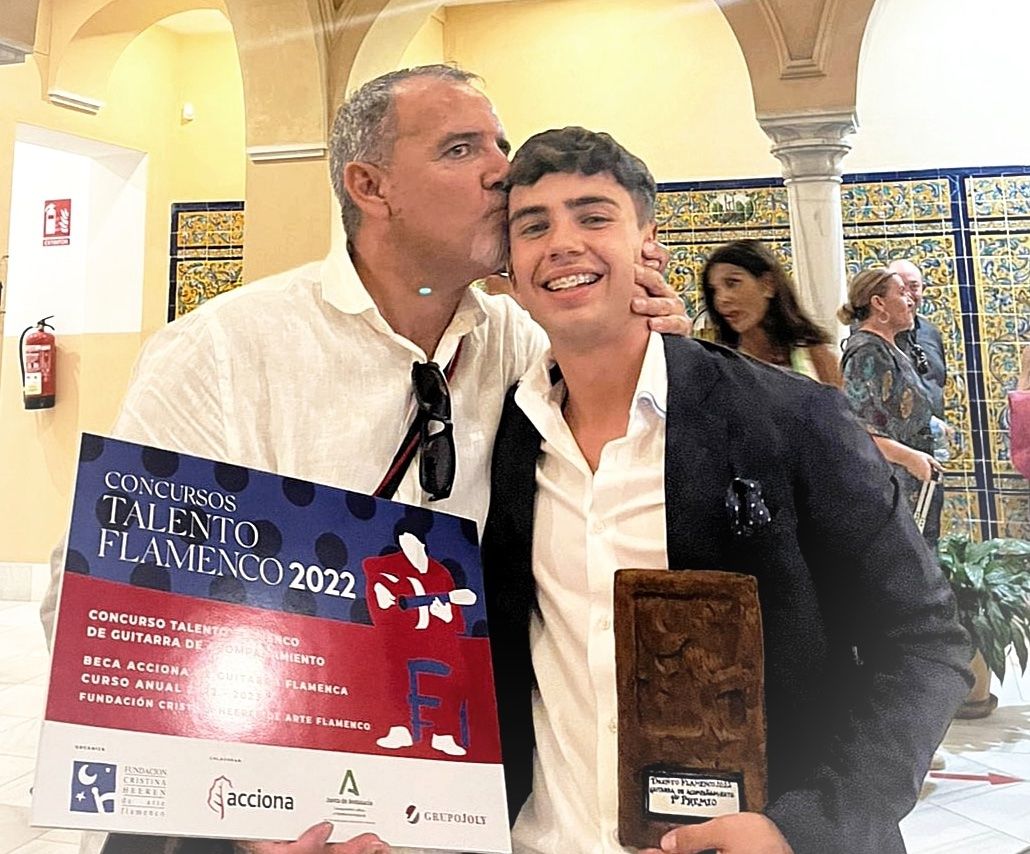 “Empecé con 9 años; dejé el fútbol por la guitarra”. Marcos Gago con su padre tras recibir el premio.