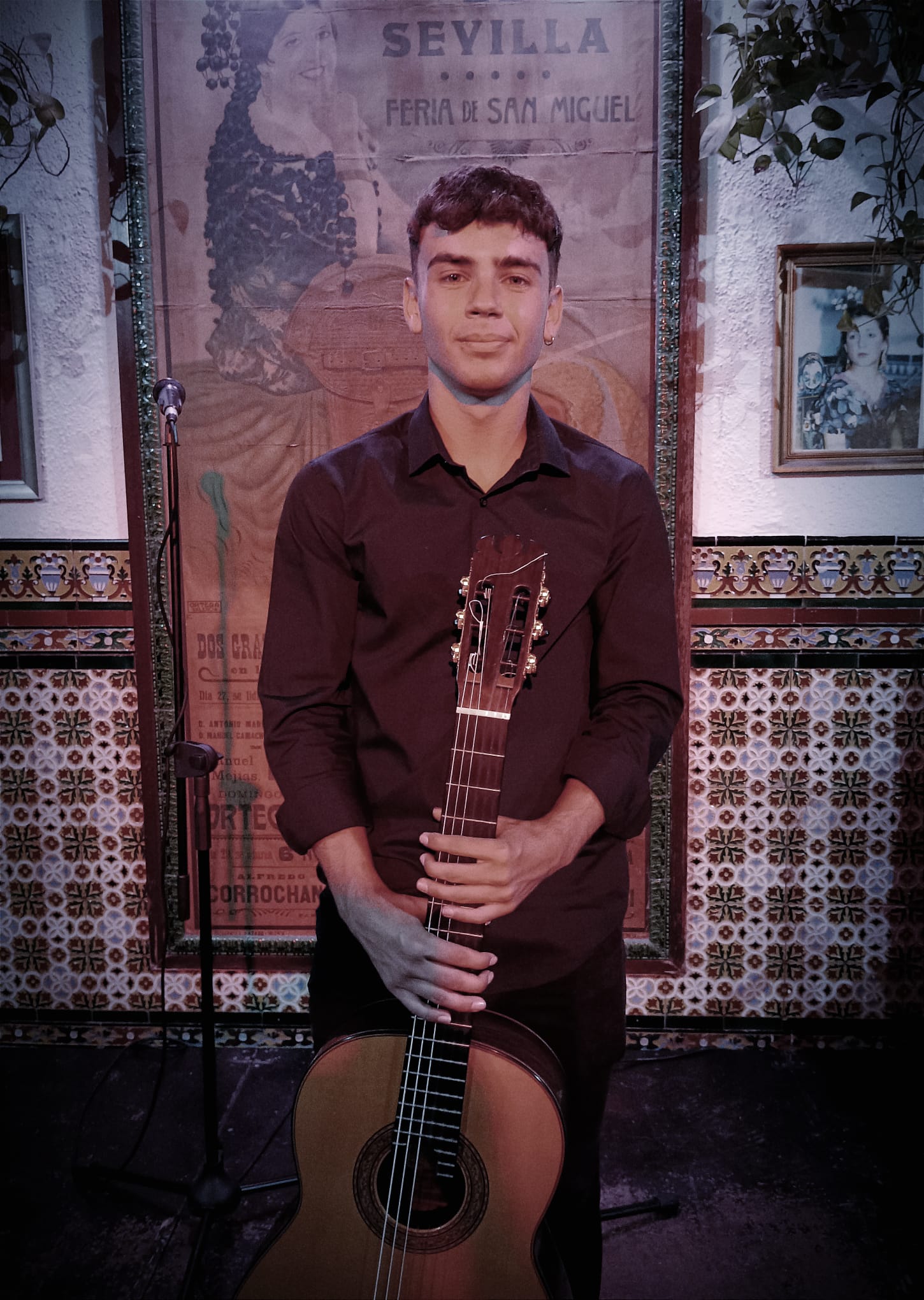 Posando junto a su guitarra. 