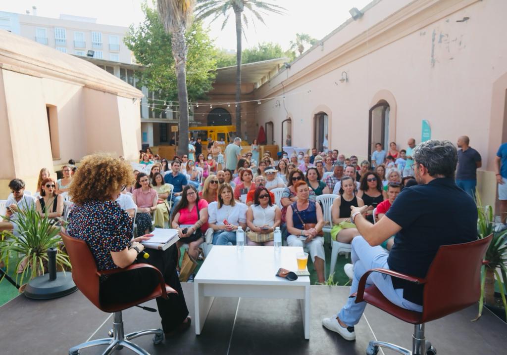La feria del libro de Cádiz bate un récord histórico con más de 17.000 visitantes.