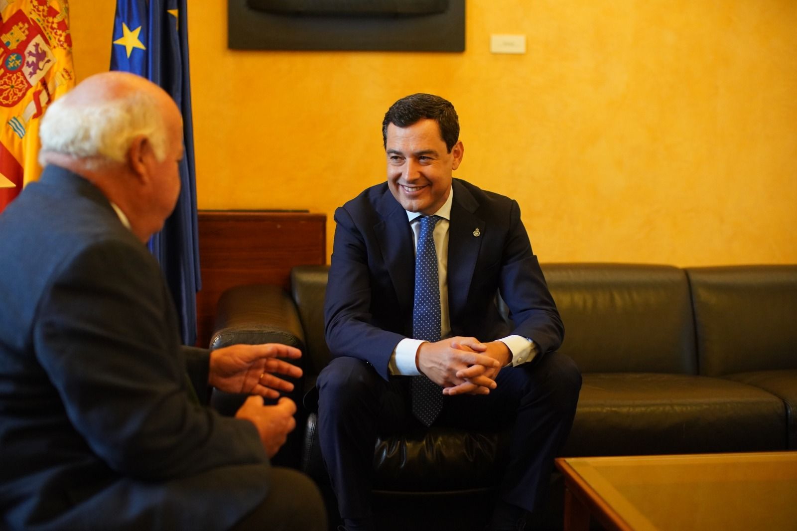 Moreno durante una reunión con Aguirre.