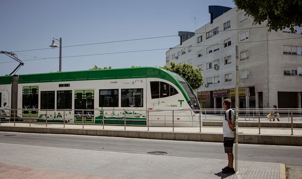 El Tranvía atraviesa toda la calle Real de San Fernando.
