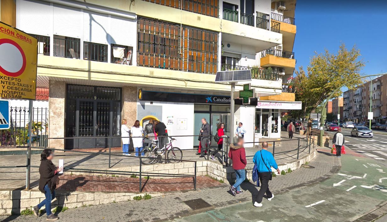 La oficina de La Caixa donde ha tenido lugar el suceso. FOTO: GOOGLE MAPS