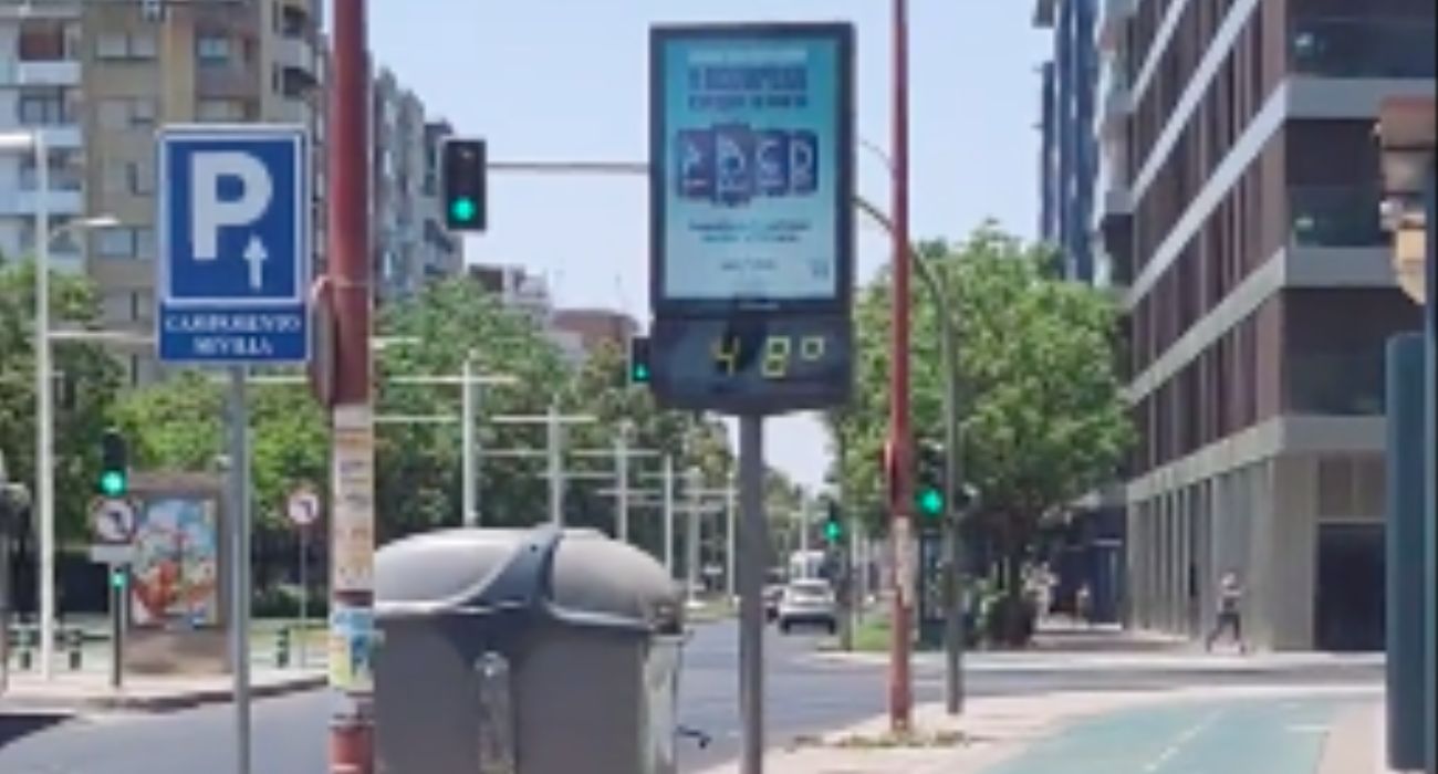 Imagen de archivo de un termómetro en Sevilla. Los próximos veranos van a ser un infierno.