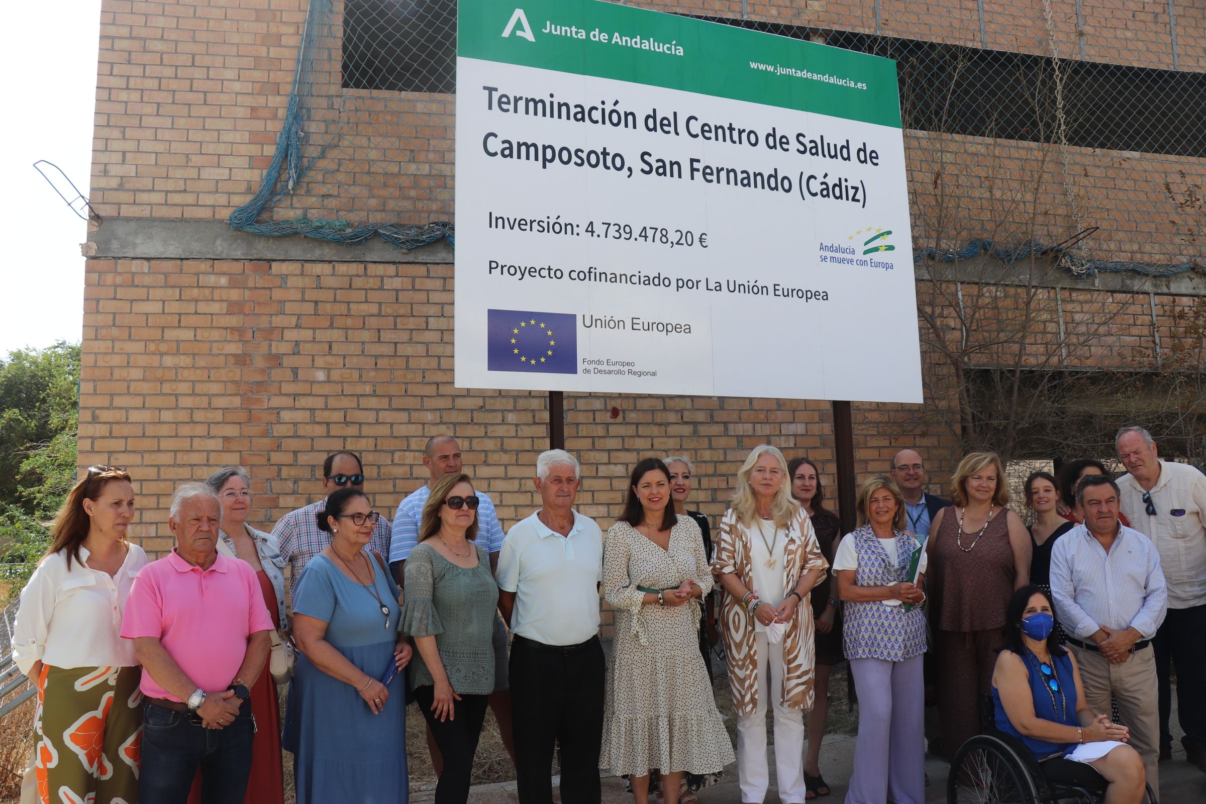 Los representantes de las administraciones públicas junto al cartel que anuncia la última fase de las obras de Camposoto.