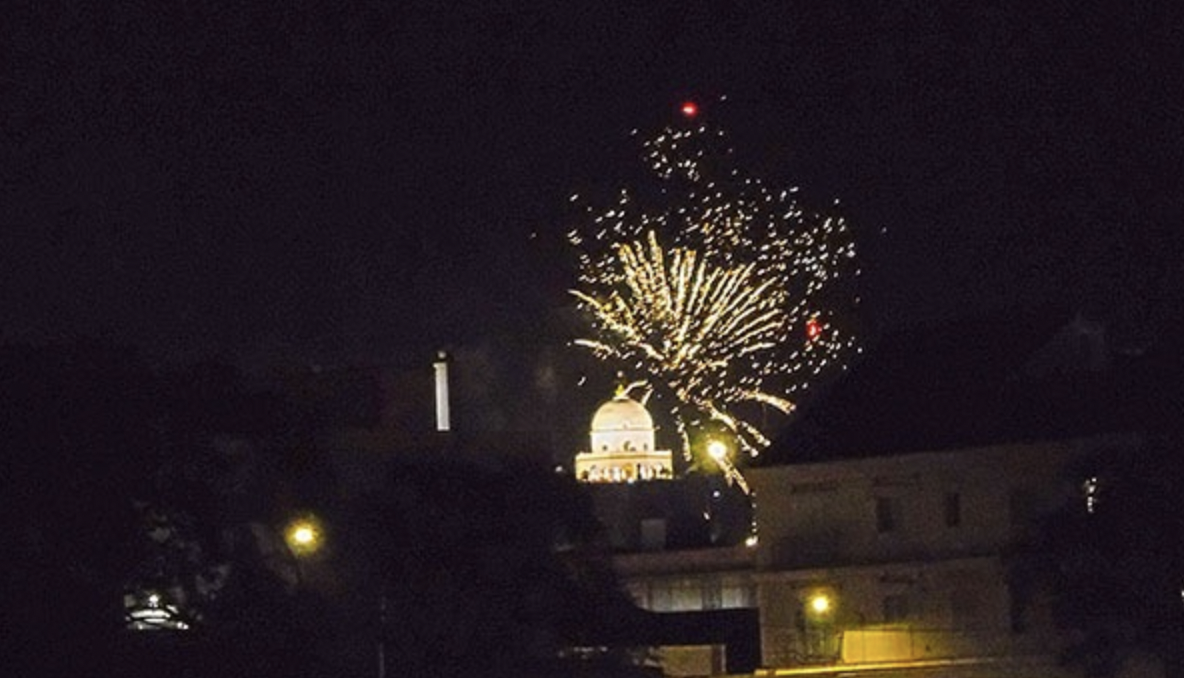 Fuegos artificiales en la romería de Santa Ana en Chiclana, en una edición pasada. Fuegos artificiales en la romería de Santa Ana en Chiclana, en una edición pasada.