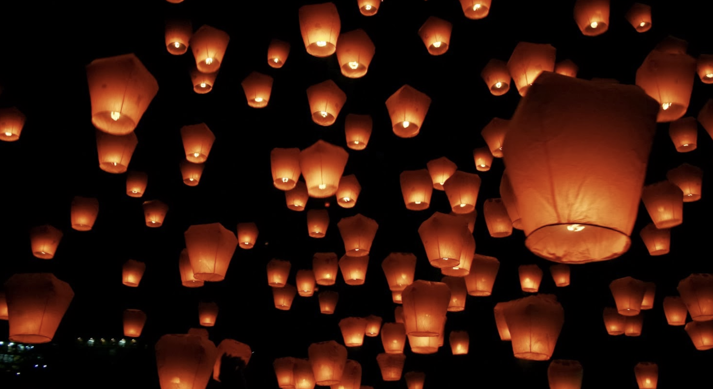 Suelta de farolillos, otra de las actividades en Camposoto que se suma al aikido o al vuelo de cometas. CARAVACADELACRUZ