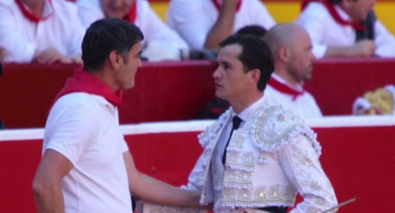 Jesulín de Ubrique saltó a la plaza para que el torero Daniel Luque le brindara un toro. Jesulín de Ubrique saltó a la plaza para que el torero Daniel Luque le brindara un toro.