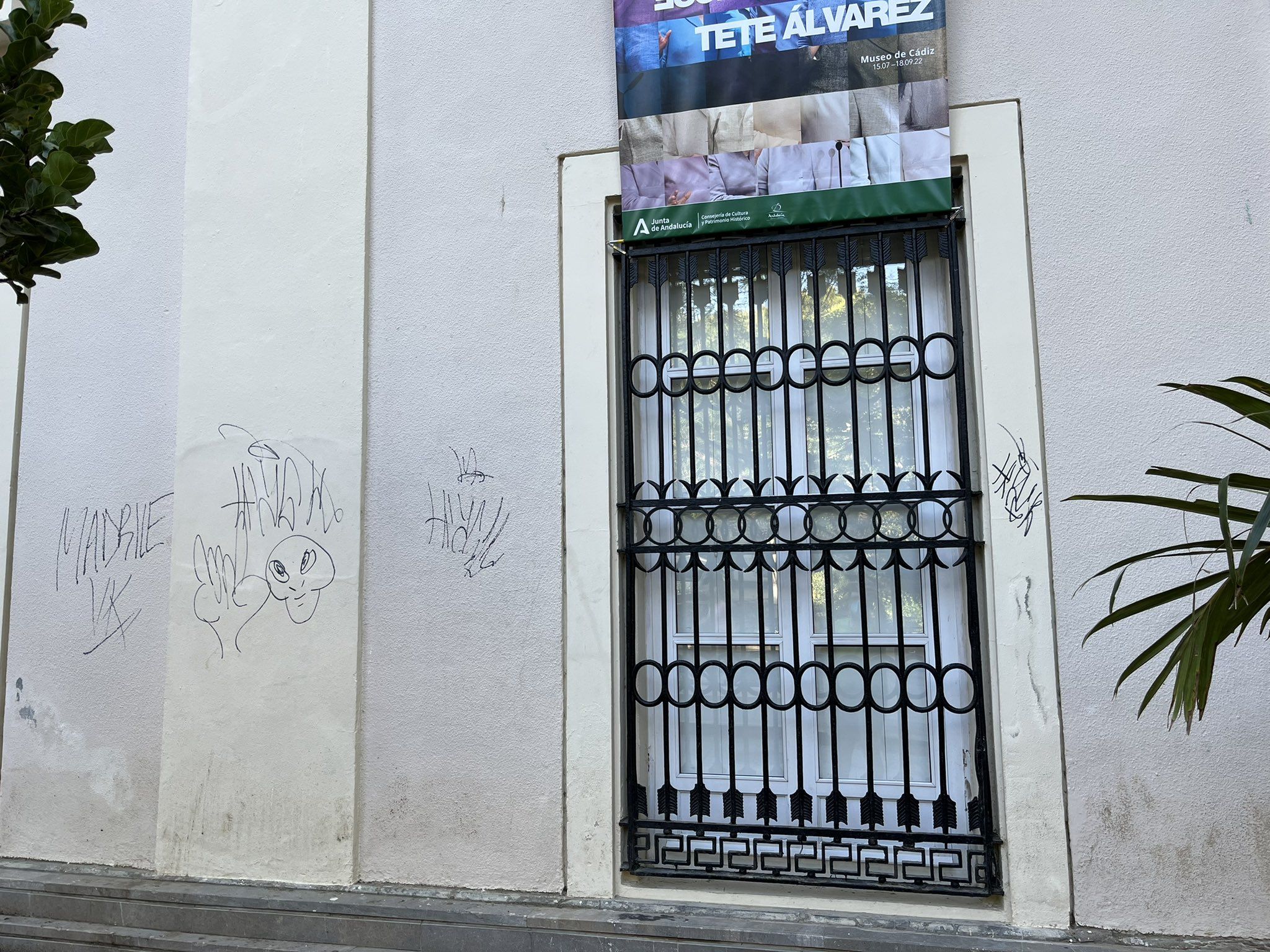 Algunas pintadas en la fachada del Museo de Cádiz.