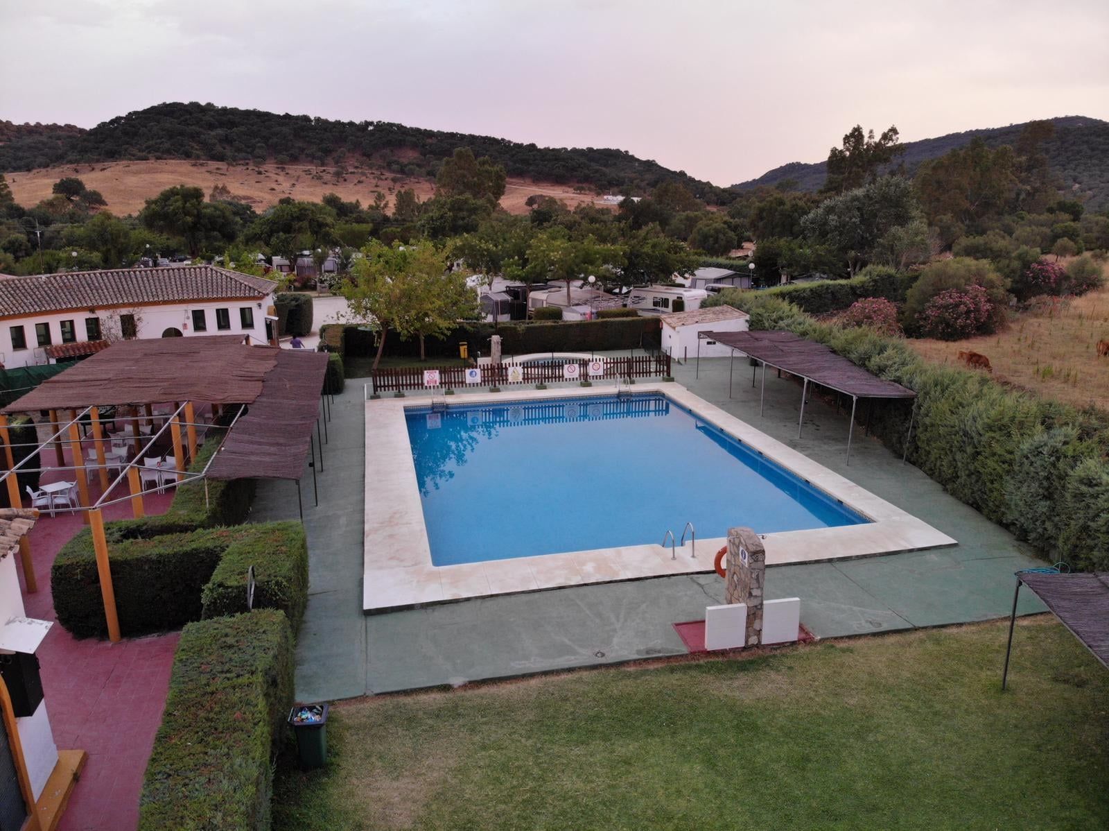 El camping de Los Gazules: veranear en Los Alcornocales. Vista general con la piscina como referente.