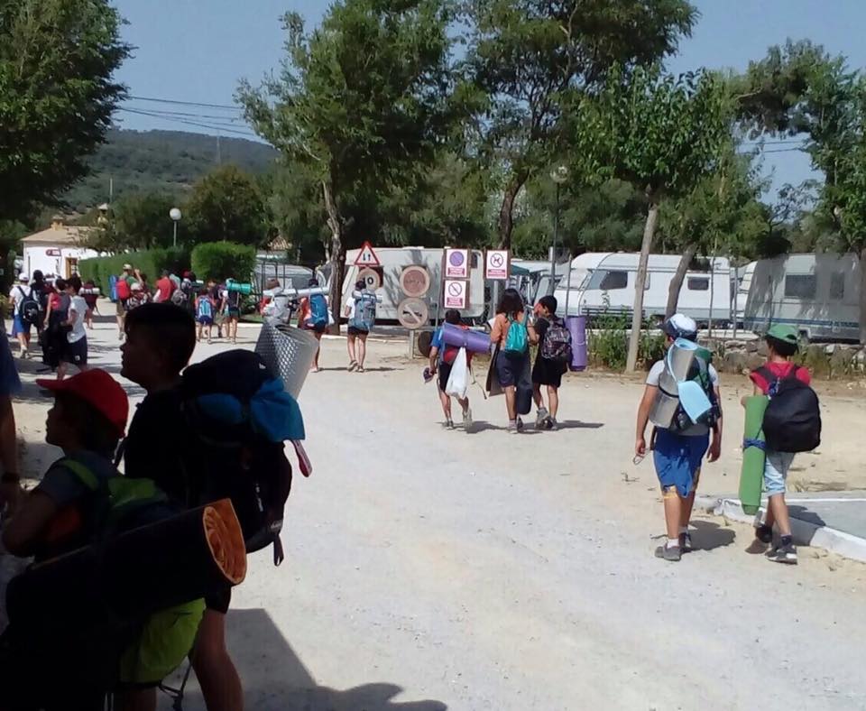 Campistas accediendo. ala zona de parcelas y caravanas.