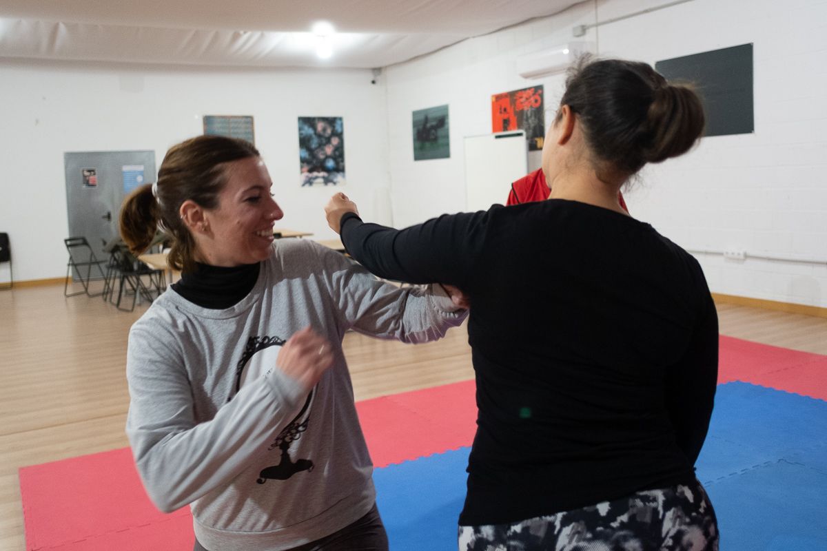 Dos mujeres durante un curso de defensa personal. FOTO: MANU GARCÍA. 