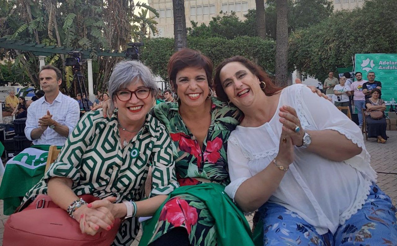 Pilar González junto a Teresa Rodríguez y Ángela Aguilera.