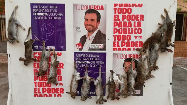 Así "decoraron" el cartel electoral de Alberto Garzón en la Puebla de Almoradiel. FOTO: IU CASTILLA LA MANCHA