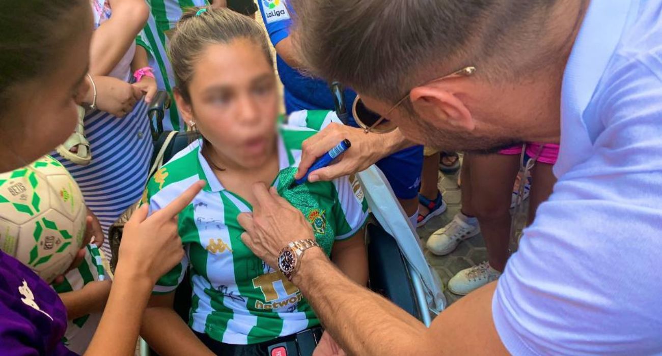 Joaquín, firmando la camiseta de la joven Leyre.