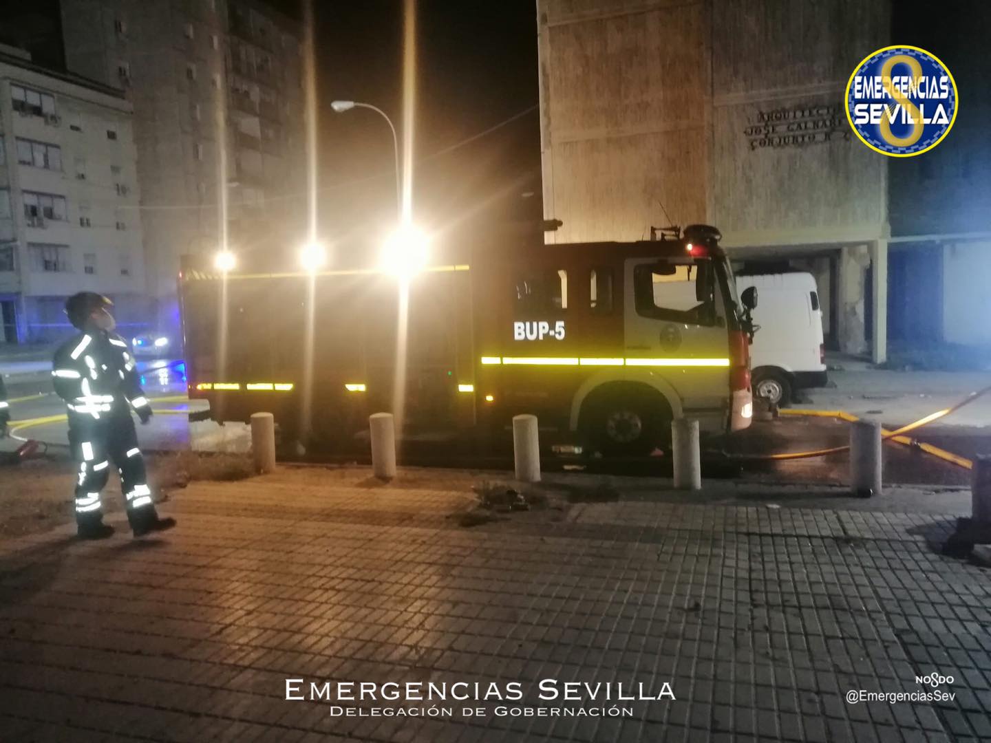 Bomberos sofocan las llamas en otro centro de transformación de Endesa en el Polígono Sur de Sevilla, en la zona de 'las 3.000', esta pasada madrugada. 